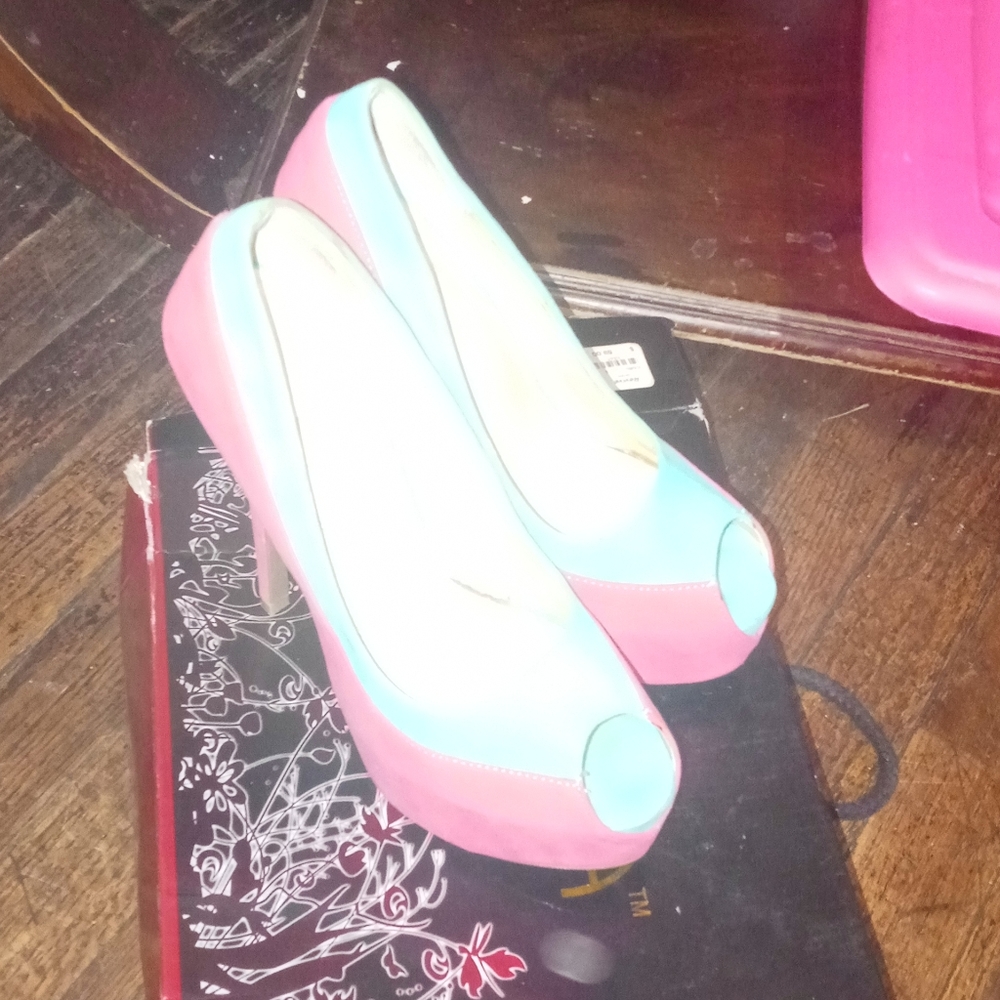 Shoes - Picture 3 of 4